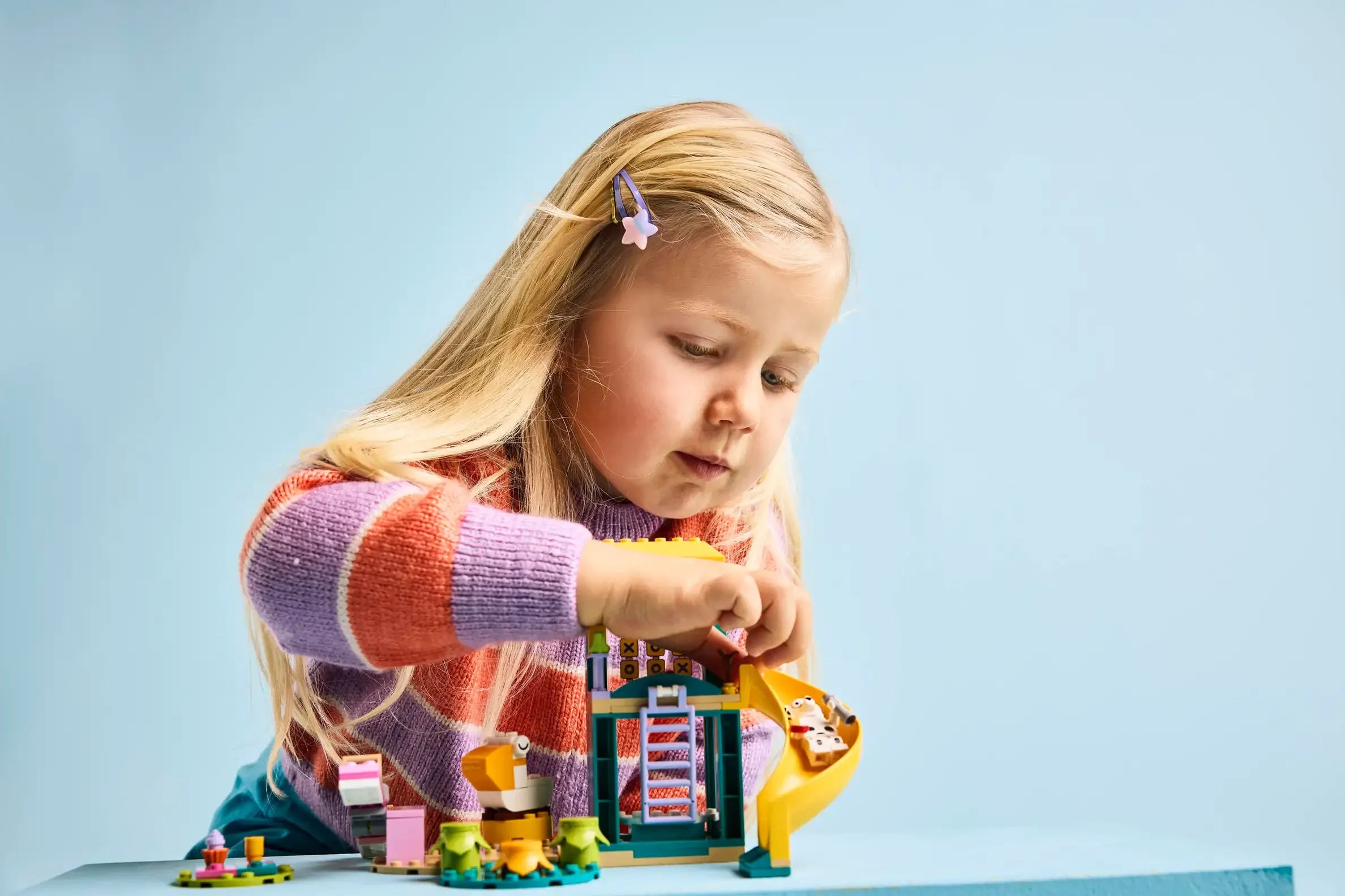 11201 Moro på lekeplassen med Bluey og Chloe - Lekeproffen.no