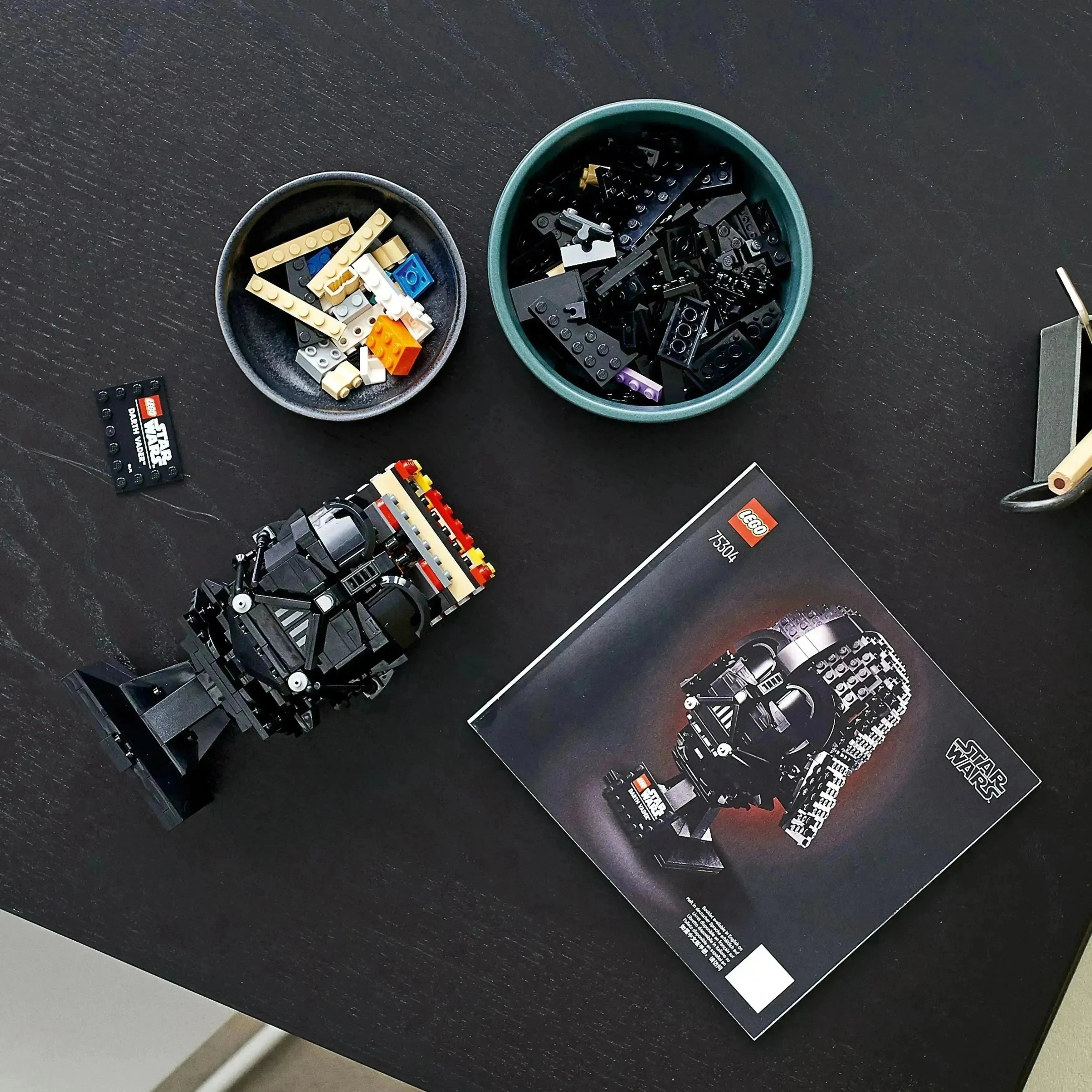 75304 Darth Vader™ hjelm V29 - Lekeproffen.no