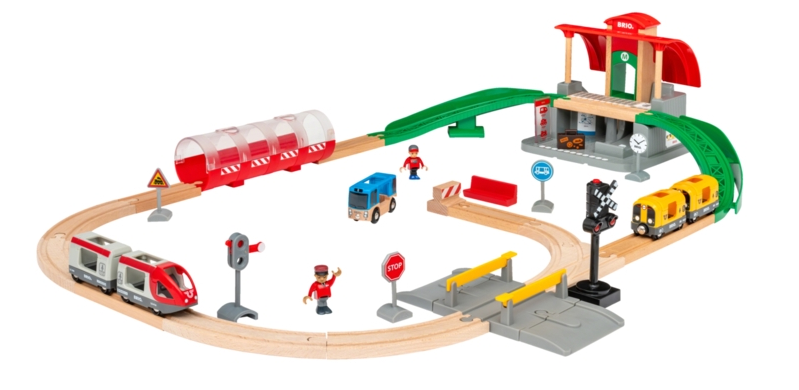 Brio togbane leke med tog, stasjon, figurer og tilbehør på tre skinnebane.