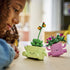 Barn ser på LEGO blomster i gule og rosa potter med ansikter