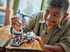 Gutt leker med LEGO helikopter og lastebil – gaver og populære barneleker