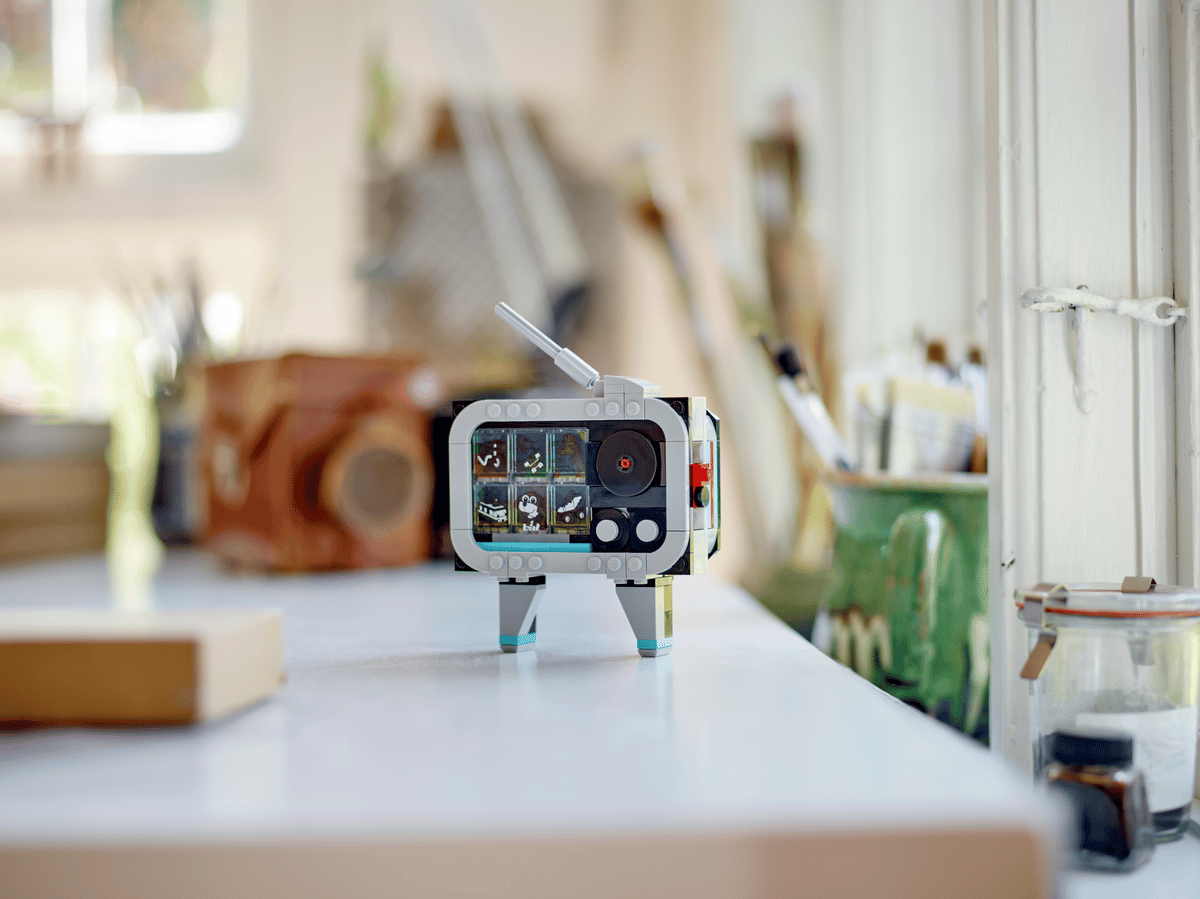 LEGO TV-robot med antenne og skjerm, perfekt leke for barn og LEGO-entusiaster