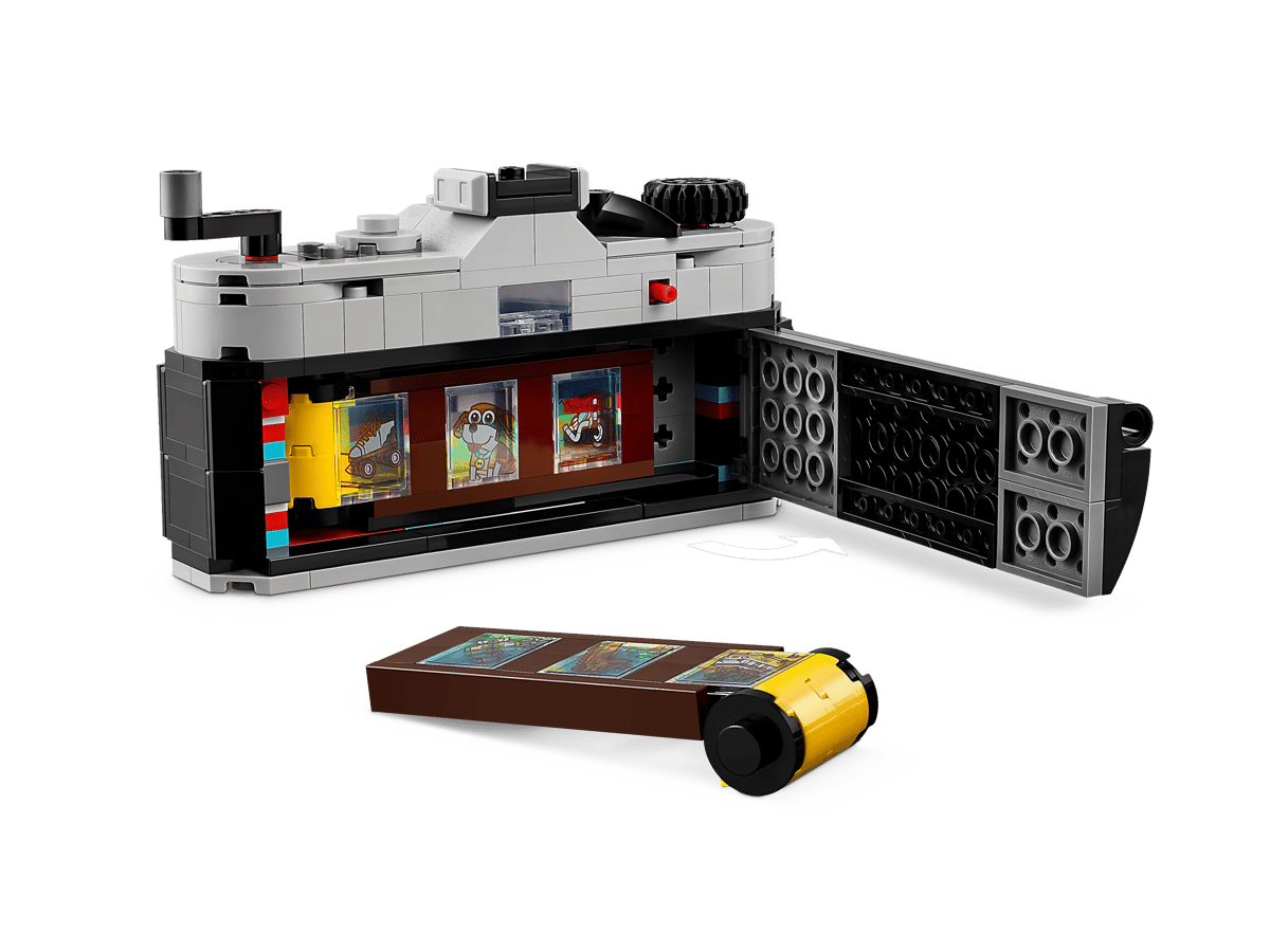 LEGO kamera med åpen bakdel og filmruller, perfekt for barn som elsker å bygge og leke