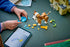 Barn bygger LEGO hund med tabletveiledning – leker og gaver for barn
