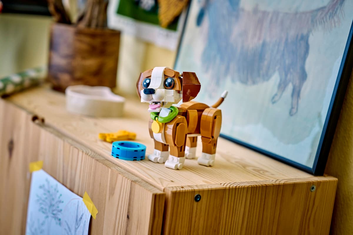 LEGO hund med grønn halsbånd på trehylla, leketøy for barn