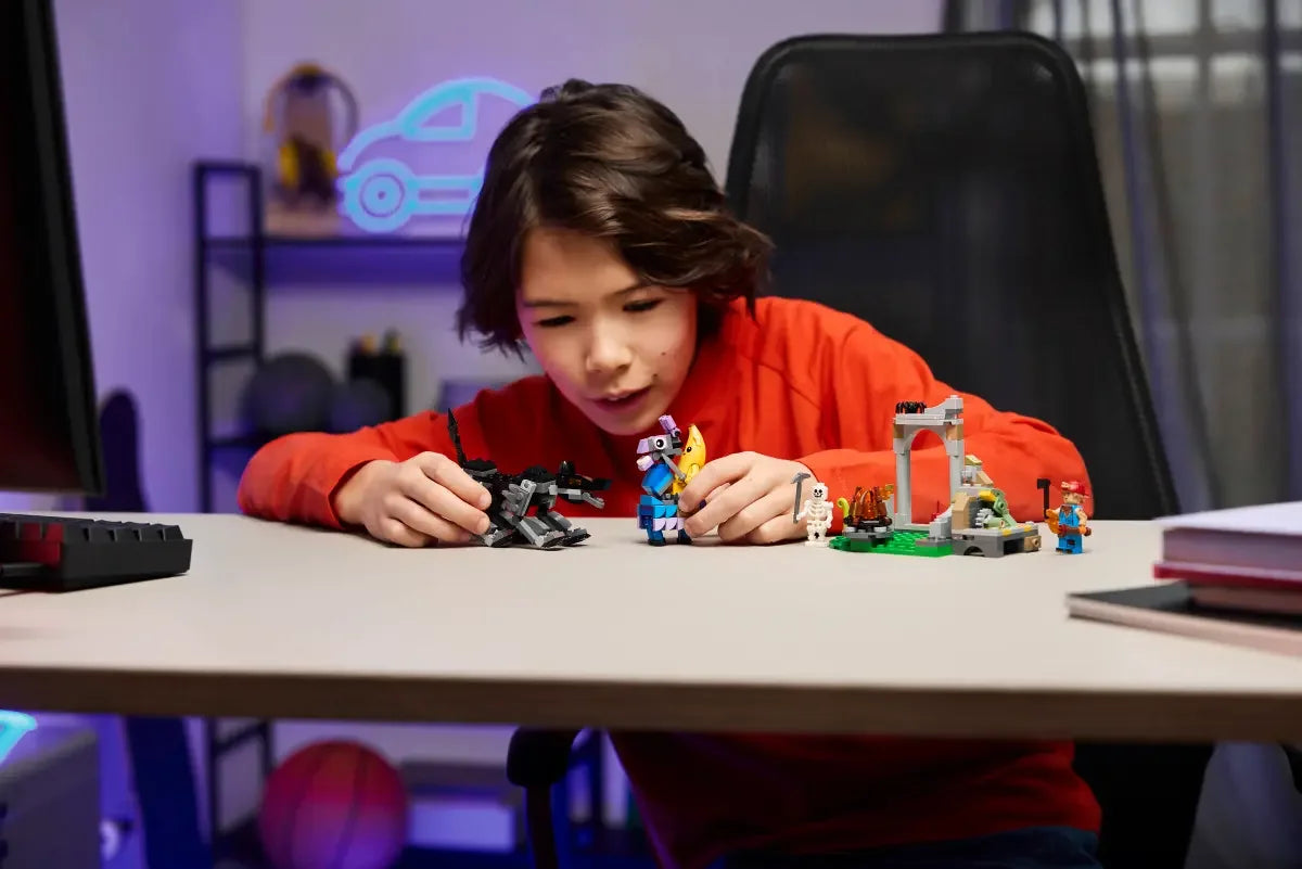 LEGO Fortnite Peely og Sparkplug slår leir på sletten - 77075 - Lekeproffen.no