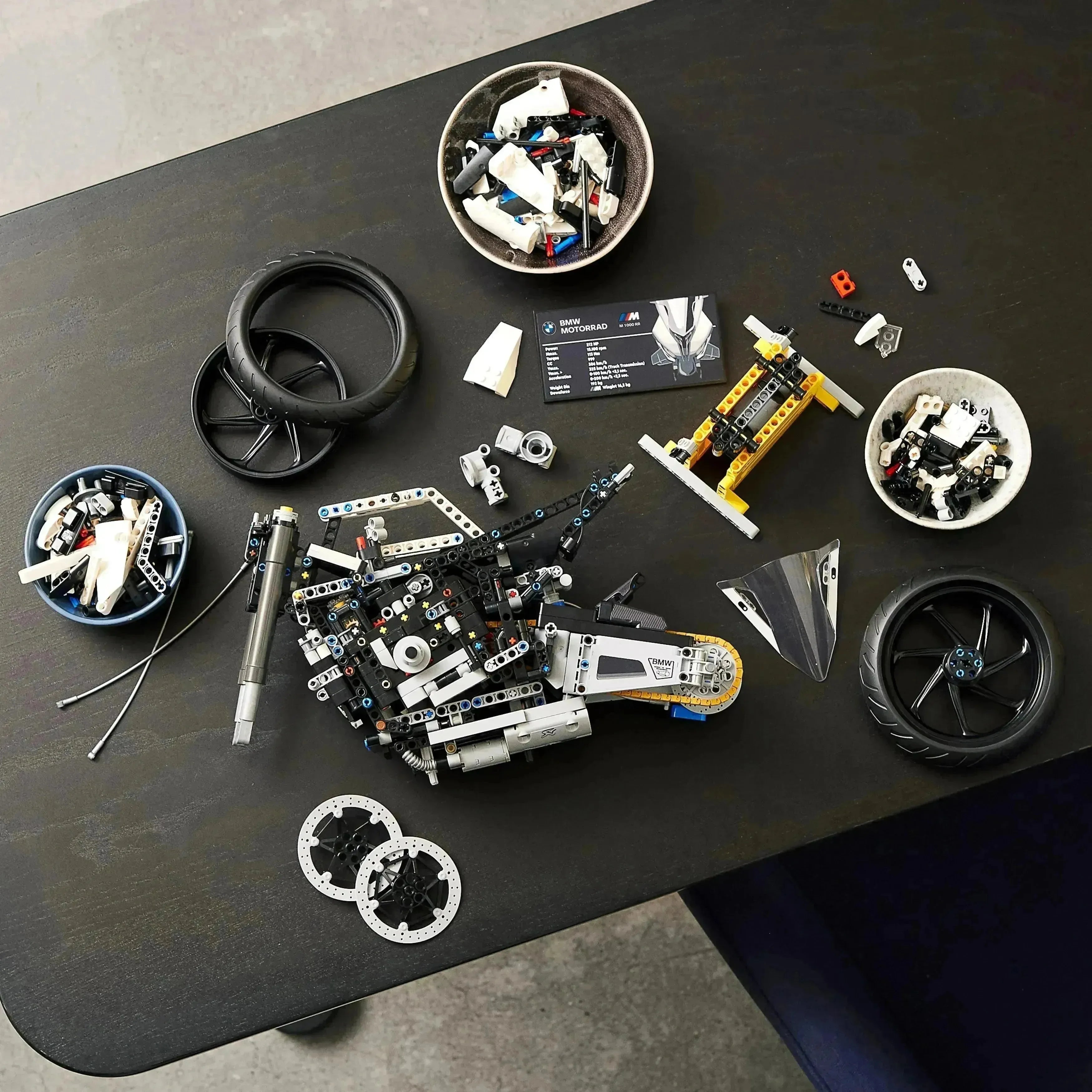 LEGO Technic 42130 BMW M 1000 RR - Lekeproffen.no