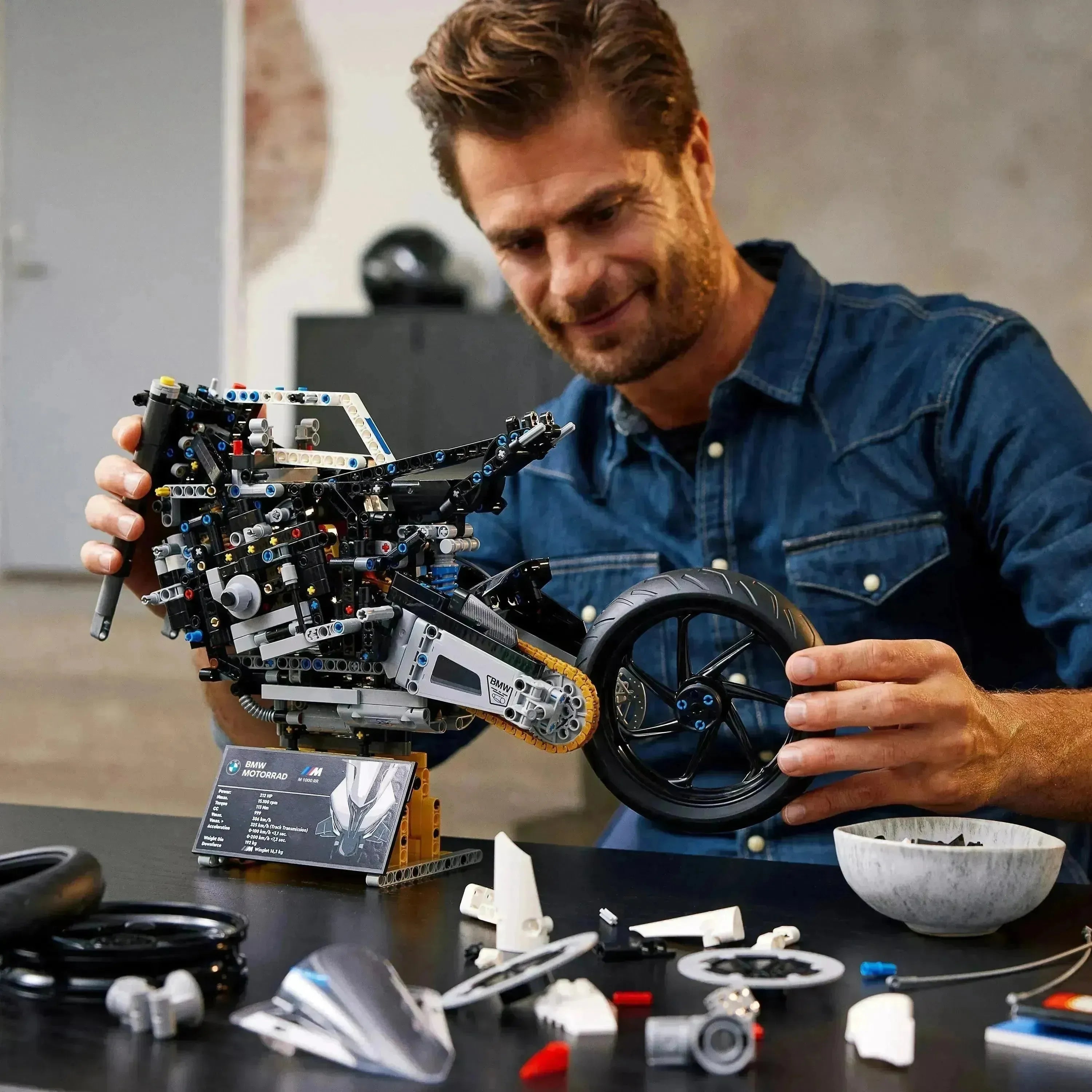 LEGO Technic 42130 BMW M 1000 RR - Lekeproffen.no