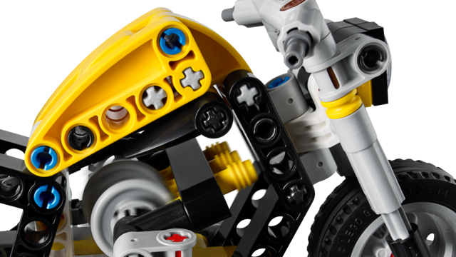 Gul LEGO Technic motorsykkel med detaljerte mekaniske deler og svarte hjul