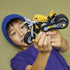 Barn holder gul LEGO Technic motorsykkel med kjede og hjul, perfekt leketøy for barn