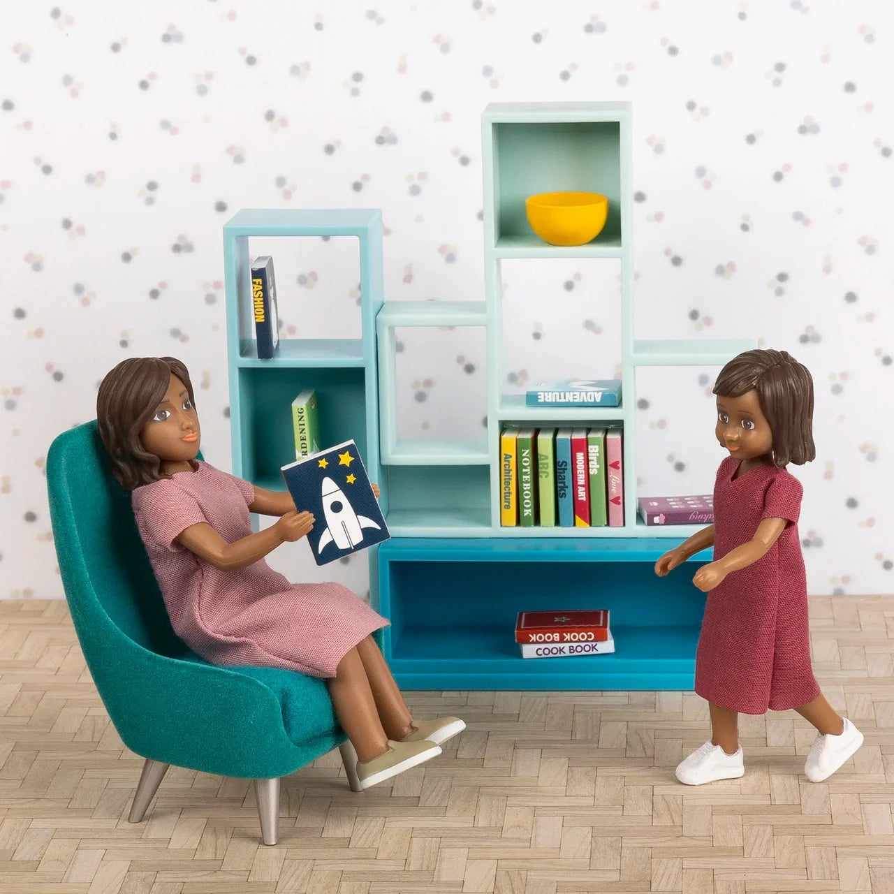 Lundby bokhyllessett med dukker, små bøker og moderne lekemøbler i miniatyr