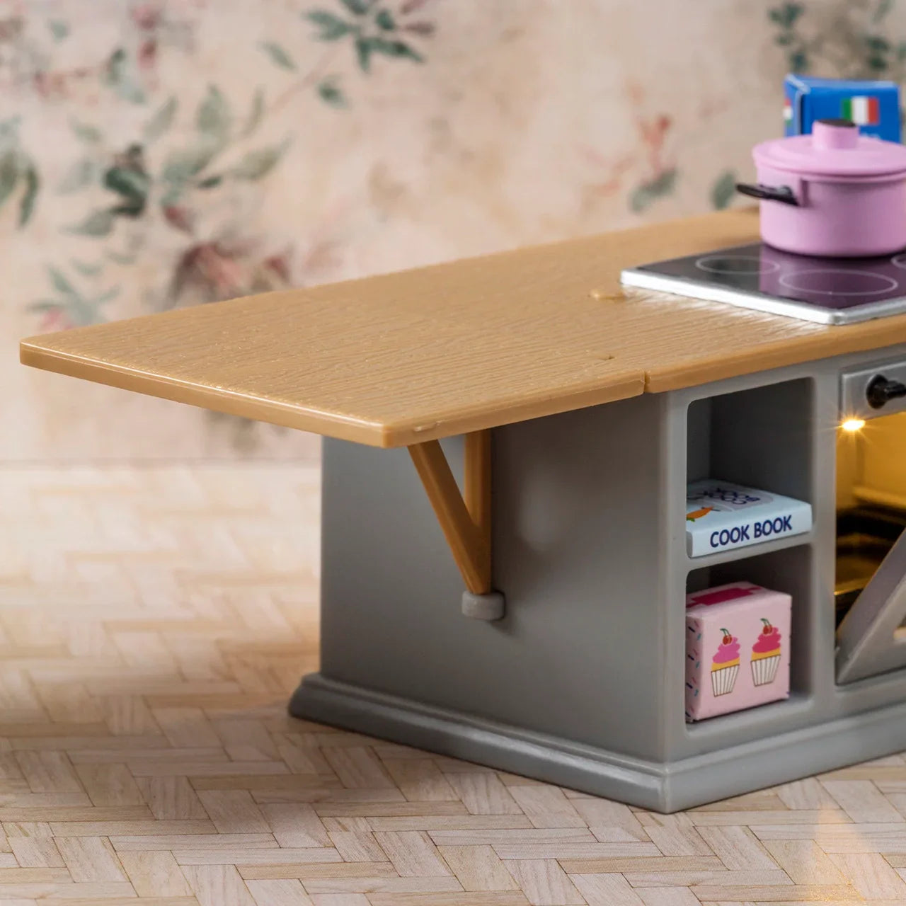 Lundby komfyr og kjøleskap sett, lekekjøkken med kokeplate, gryte og hyller med bokser.