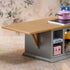 Lundby komfyr og kjøleskap sett, lekekjøkken med kokeplate, gryte og hyller med bokser.