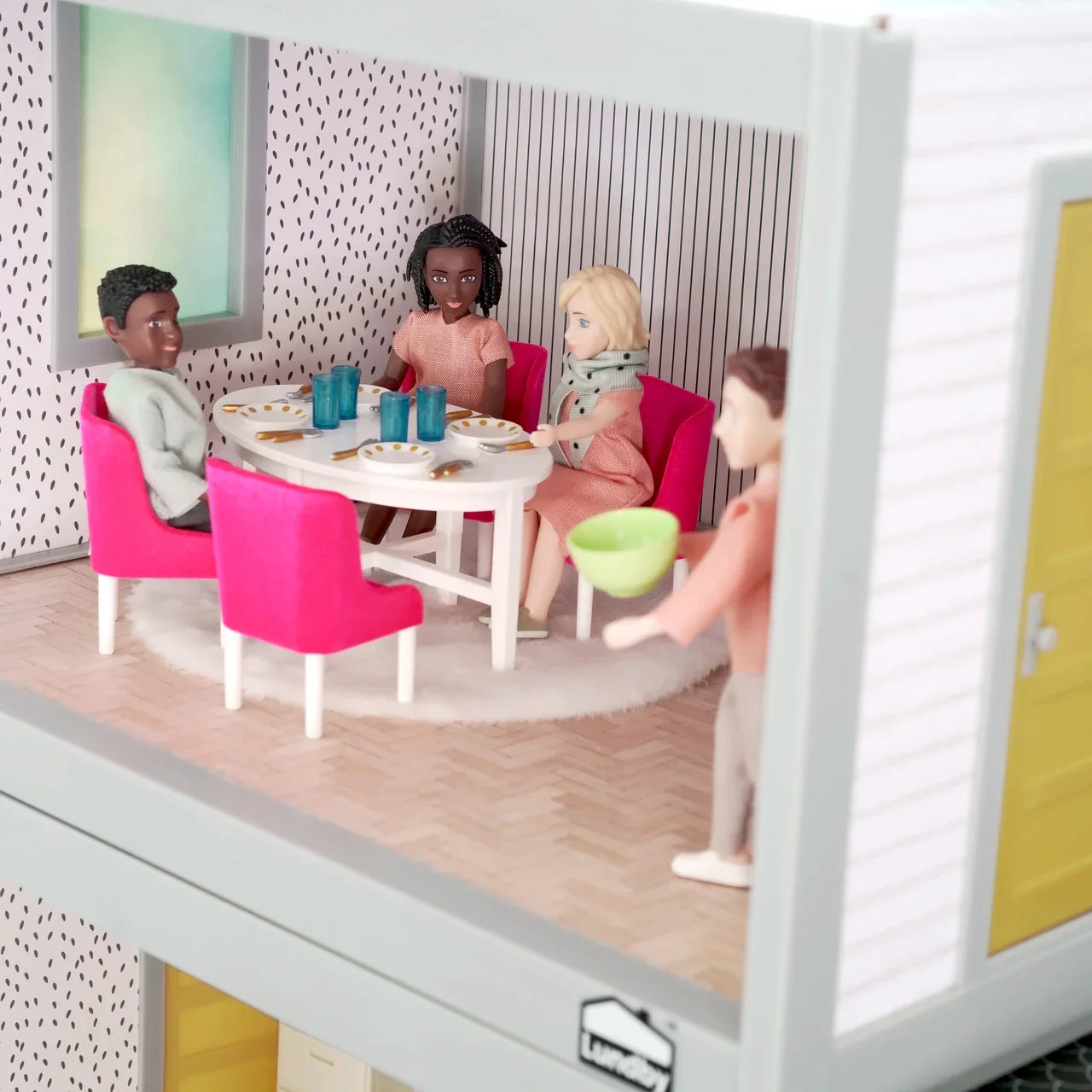 Lundby dukkehus spisestue med fire dukker, bord, stoler og servise, lekerom