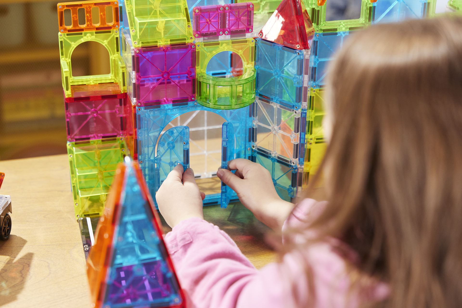 Barn bygger med fargerike magnetiske byggeklosser, Magna-Tiles sentrumsett