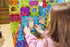 Barn bygger med fargerike magnetiske byggeklosser, Magna-Tiles sentrumsett