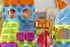 Barn smiler bak fargerike magnetiske byggeklosser, Magna-Tiles bysentrum, kreativ lek