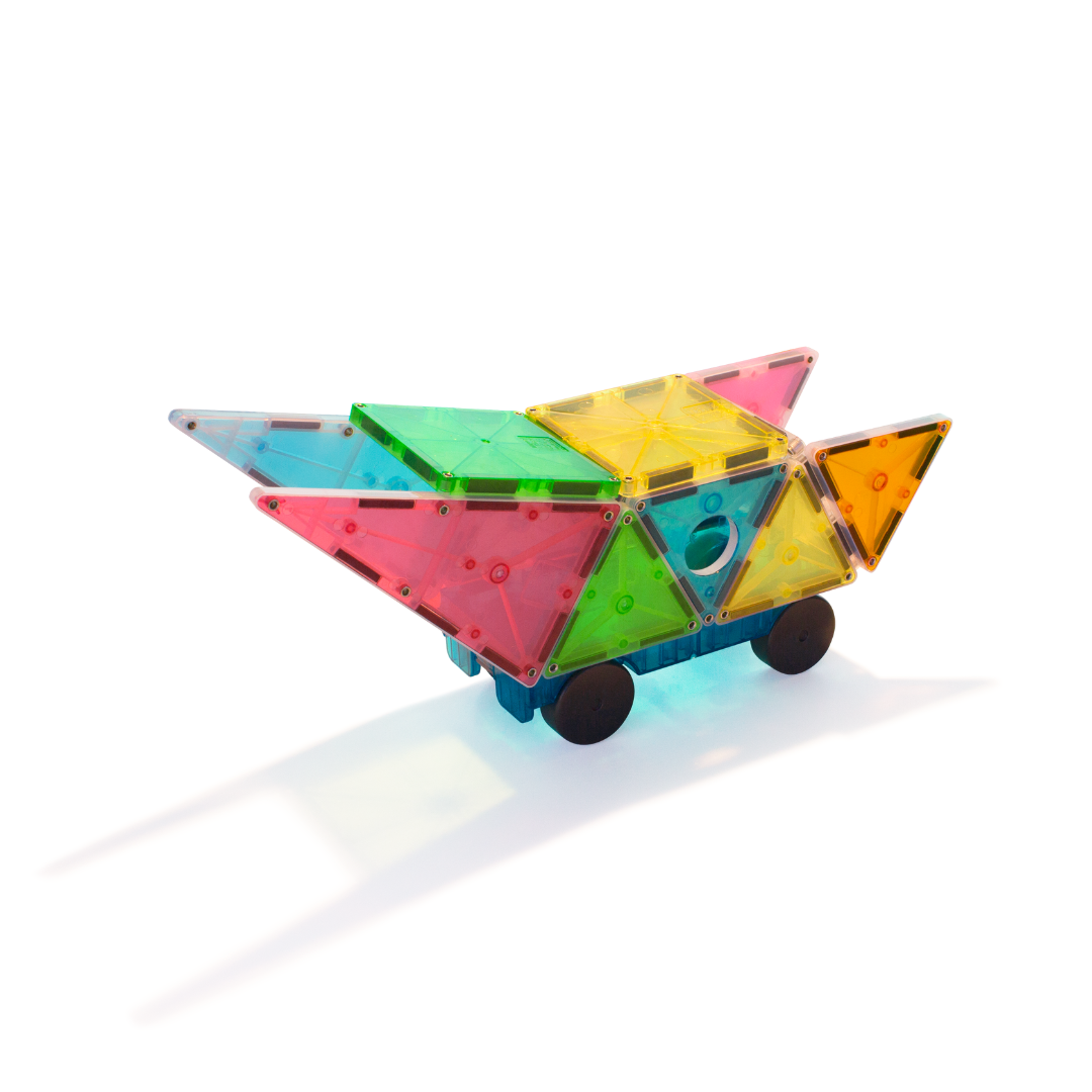 Fargerik bil bygget av magnetiske Magna-Tiles byggeklosser for barn med hjul på hvit bakgrunn.