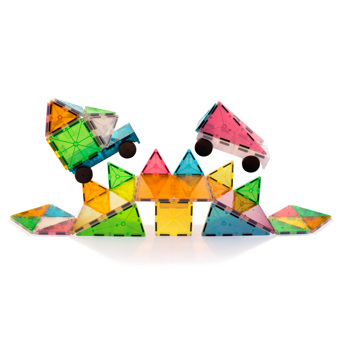 Fargerike magnetiske byggeklosser med hjul satt sammen som biler og geometriske figurer
