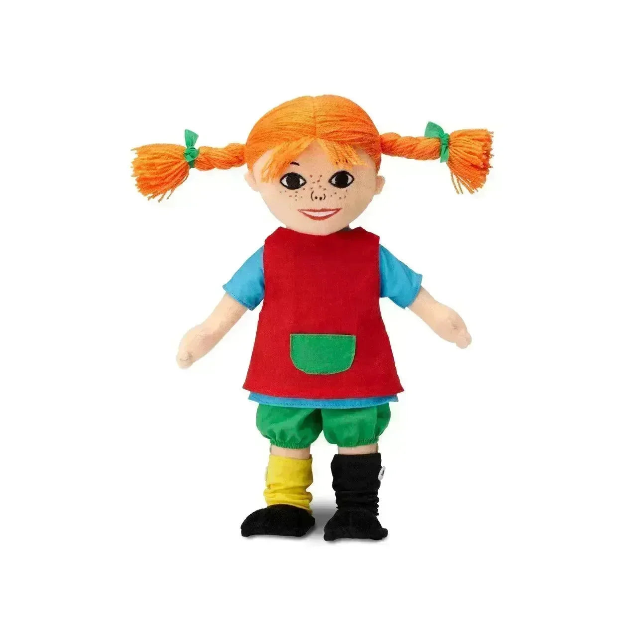 Pippi Langstrømpe dukke med rødt hår, fargerike klær og fregner, barneleke på hvit bakgrunn