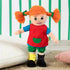 Pippi Langstrømpe dukke med rødt hår, røde klær og grønne bukser, barneleke på teppe