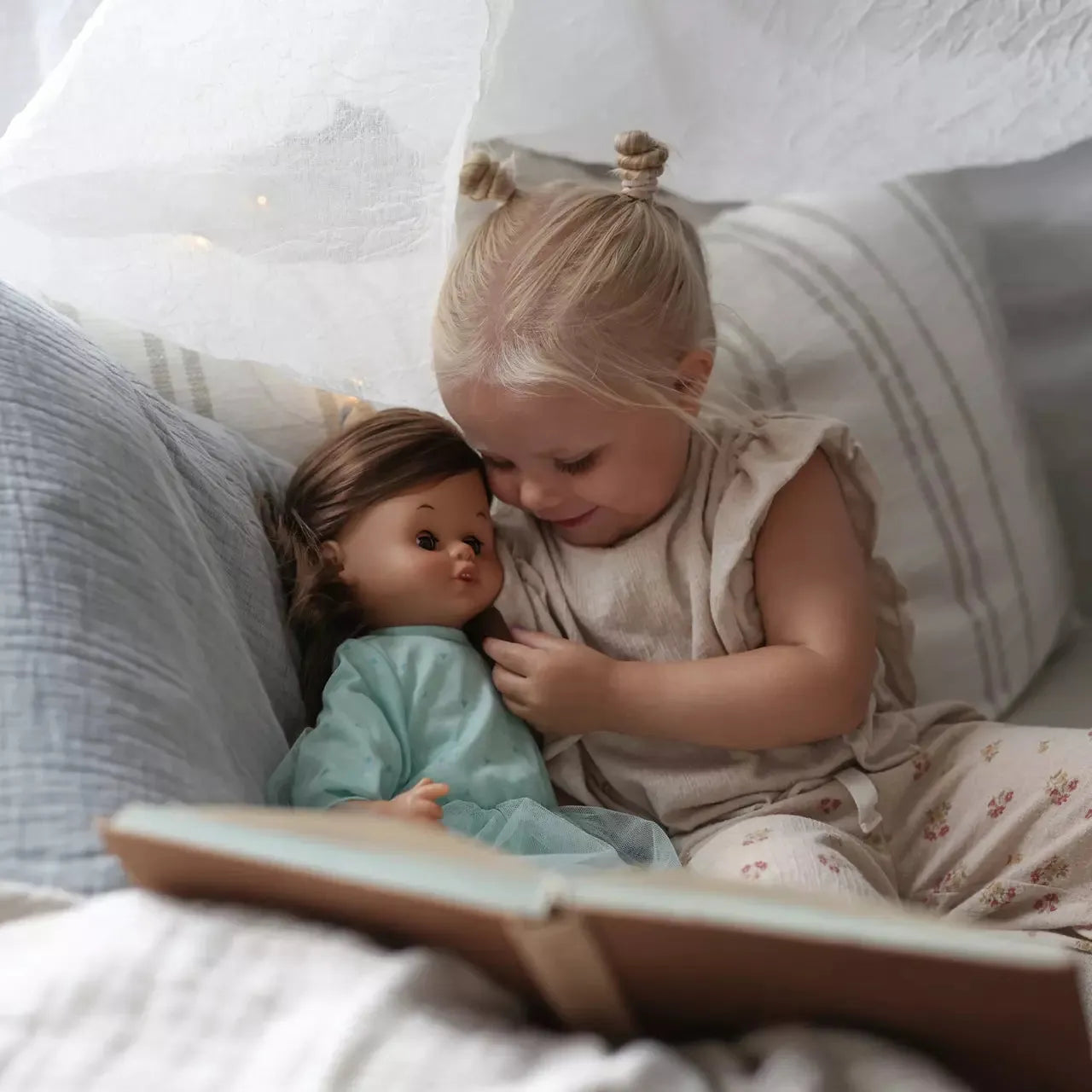 Skrållan Snakkedukke Mørkt Hår 45 Cm - Lekeproffen.no