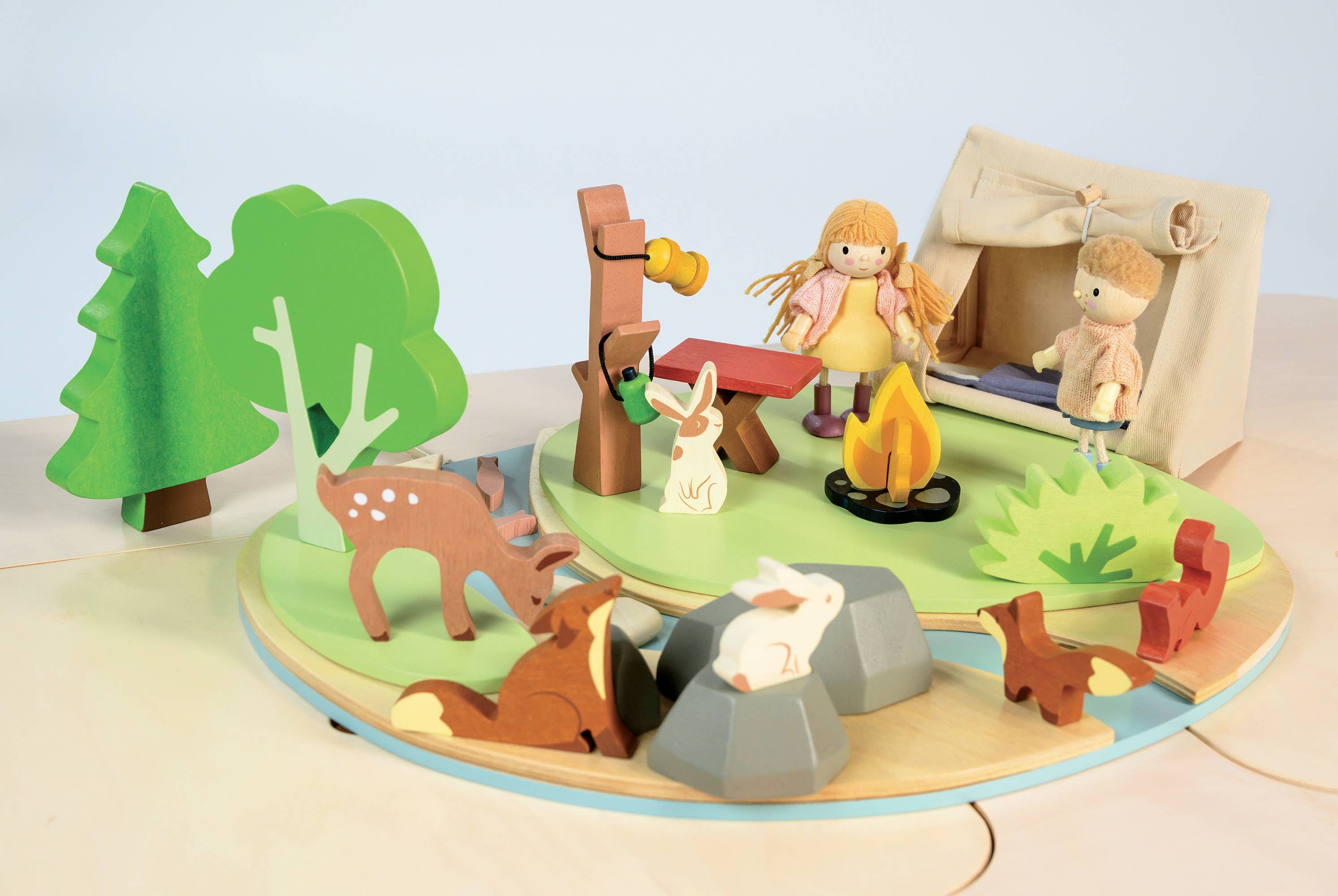Treleker med dyr, telt og bål for barns lek og fantasifull lek i skogen
